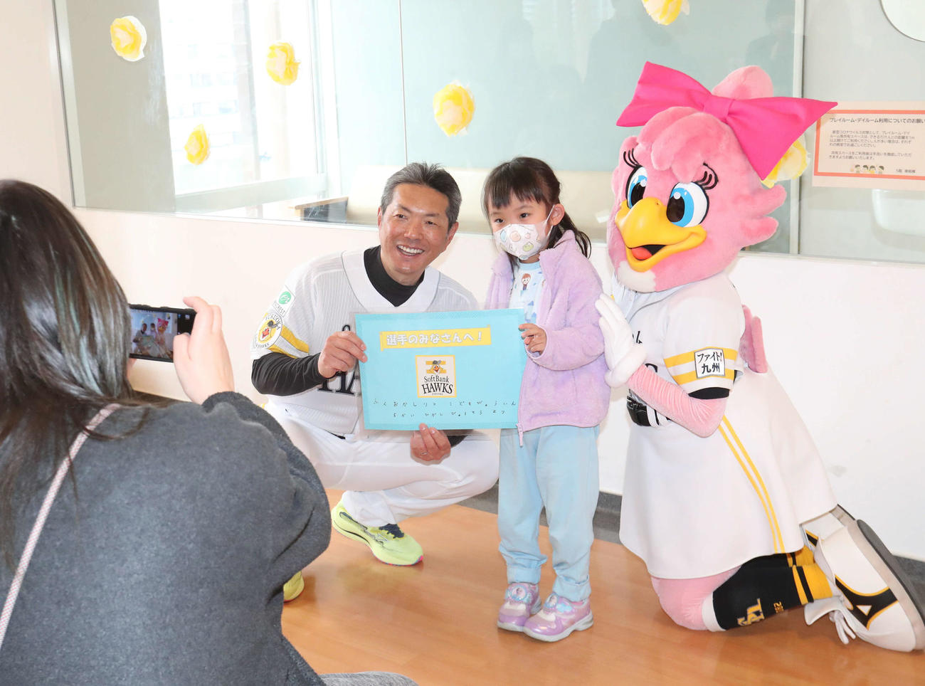 子どもたちにプレゼントを贈られて笑顔を見せるソフトバンク小久保監督（撮影・梅根麻紀）