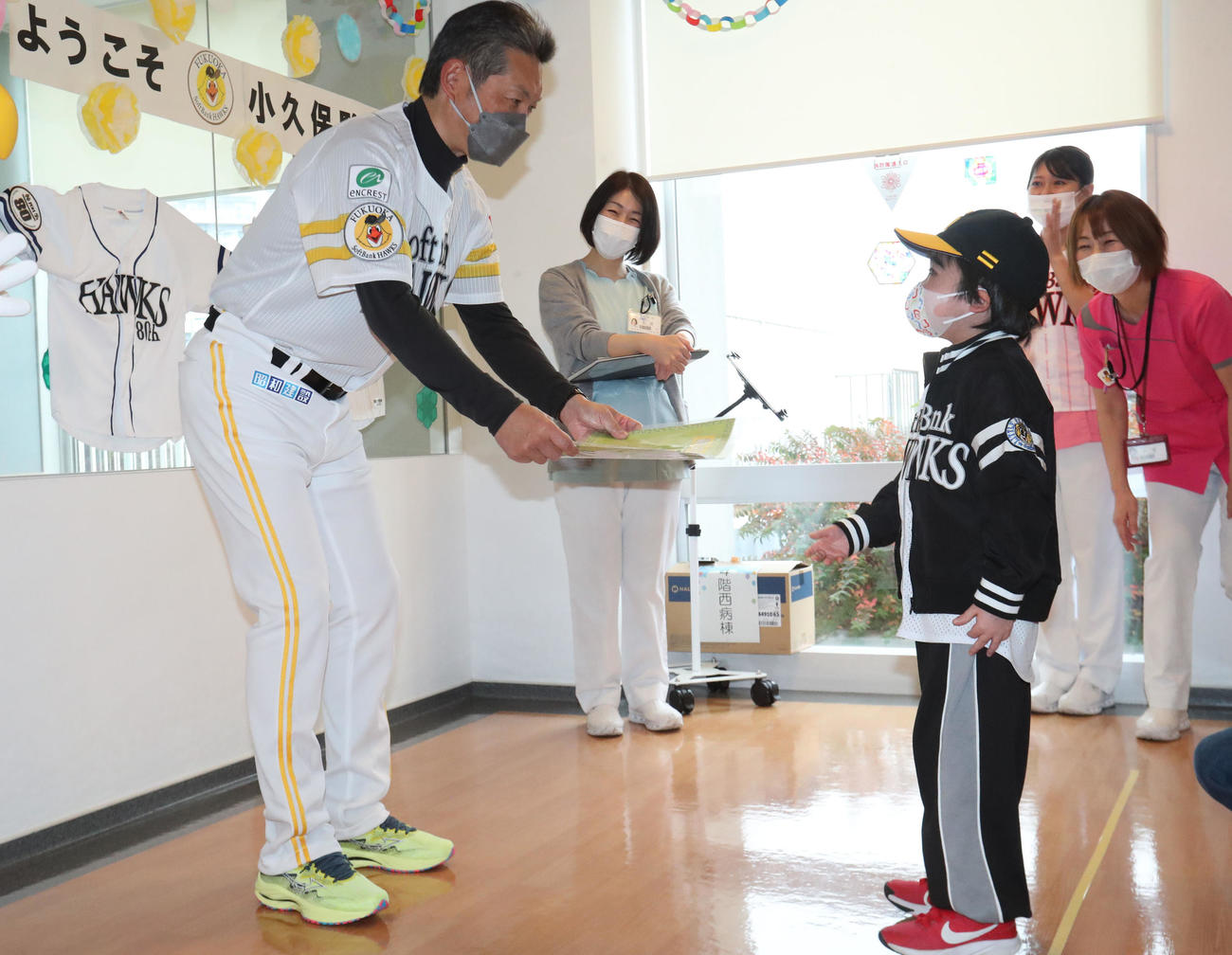 子どもたちにプレゼントを贈られて笑顔を見せるソフトバンク小久保監督（撮影・梅根麻紀）