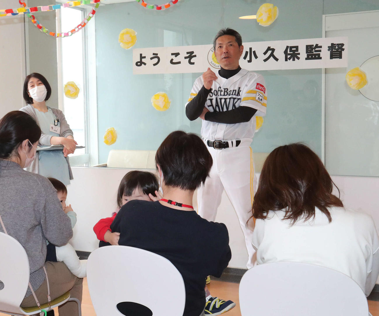 子どもたちからの質問に答えるソフトバンク小久保監督（撮影・梅根麻紀）