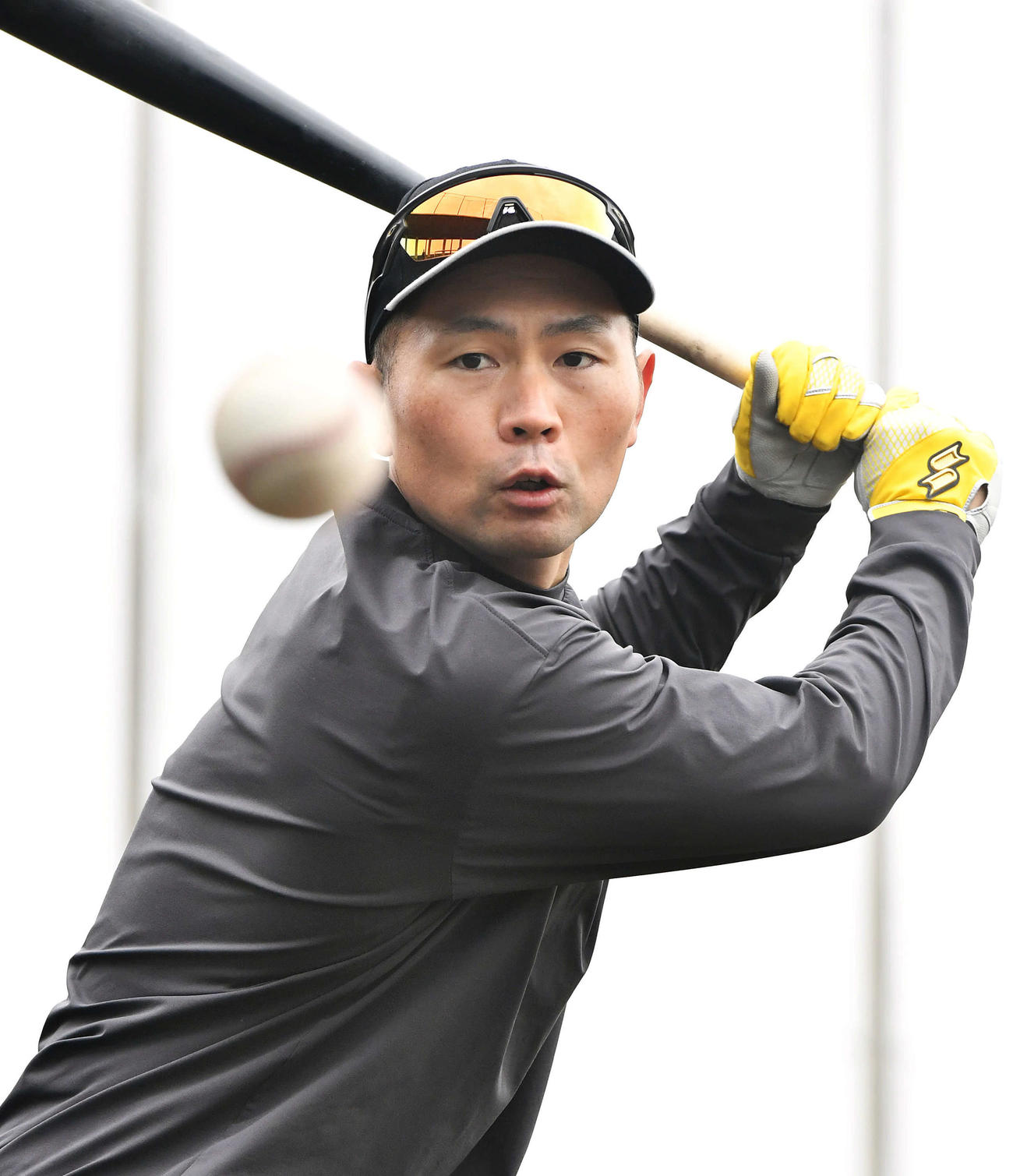 打撃練習を行うソフトバンク中村晃（撮影・岩下翔太）