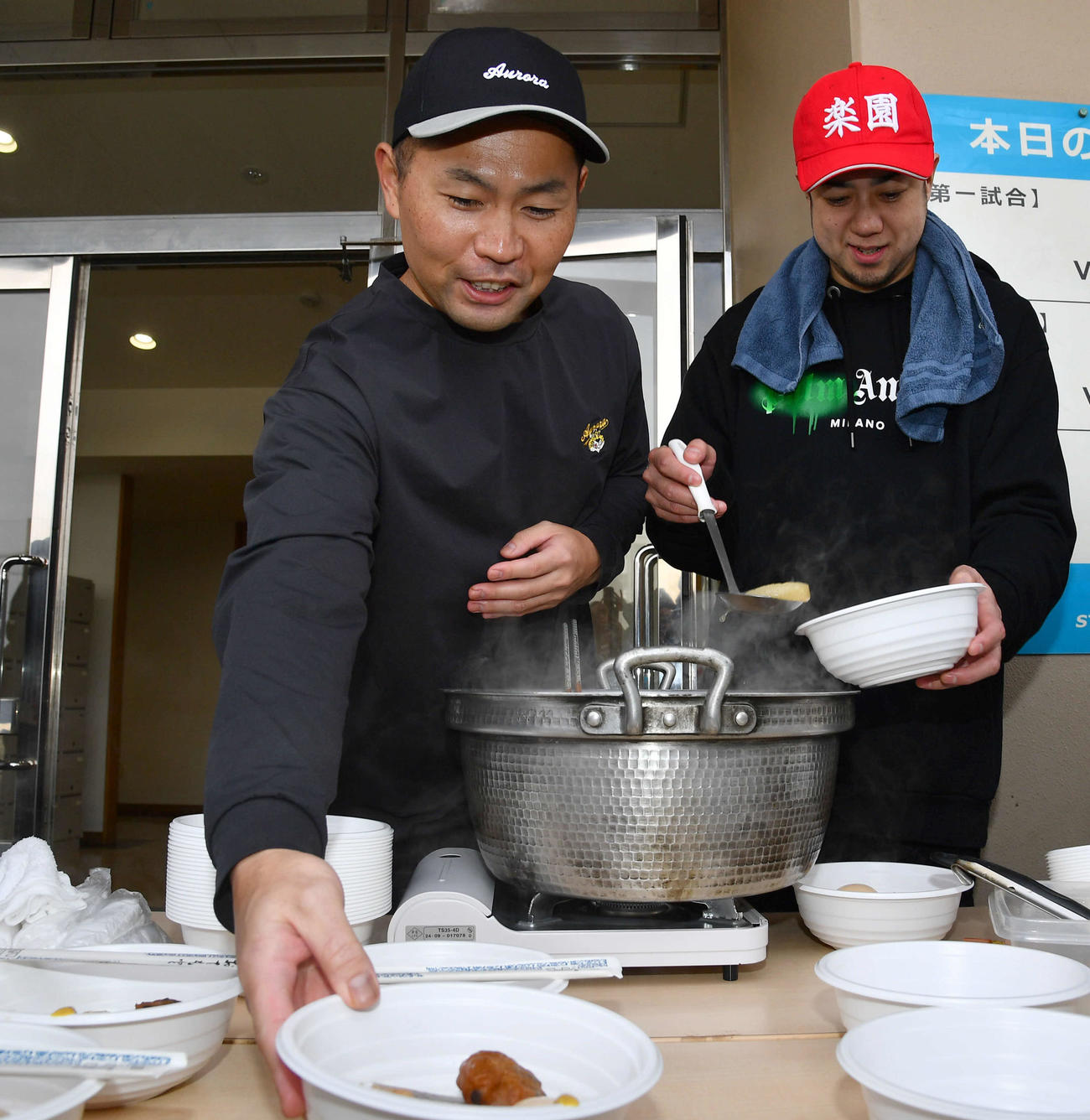 報道陣におでんを振る舞ったソフトバンク中村晃（撮影・岩下翔太）