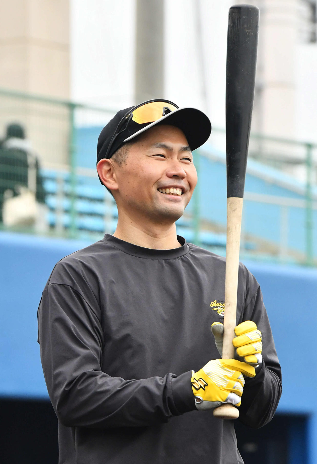 打撃練習中に笑顔を見せるソフトバンク中村晃（撮影・岩下翔太）