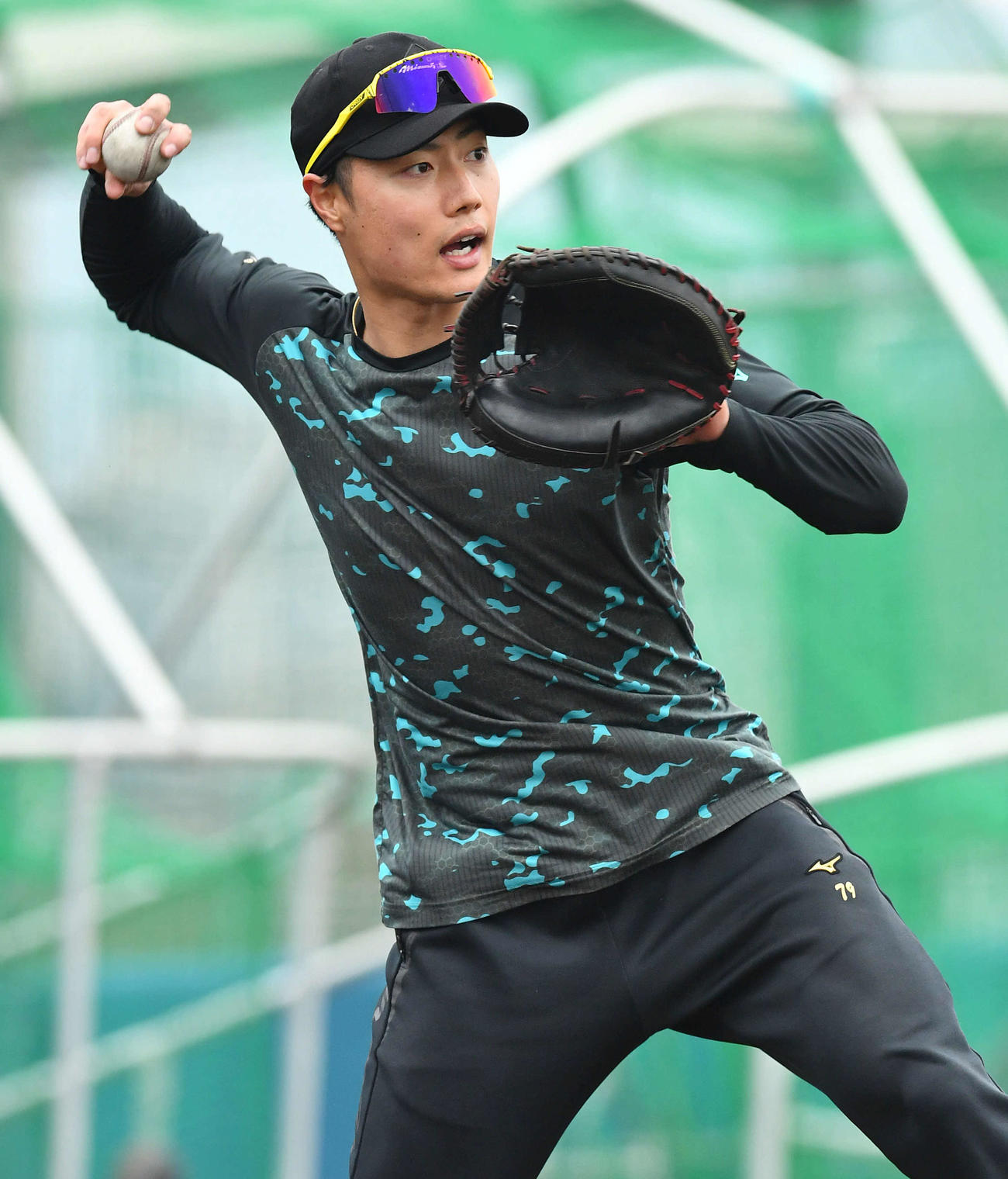 守備練習を行うソフトバンク渡辺（撮影・岩下翔太）
