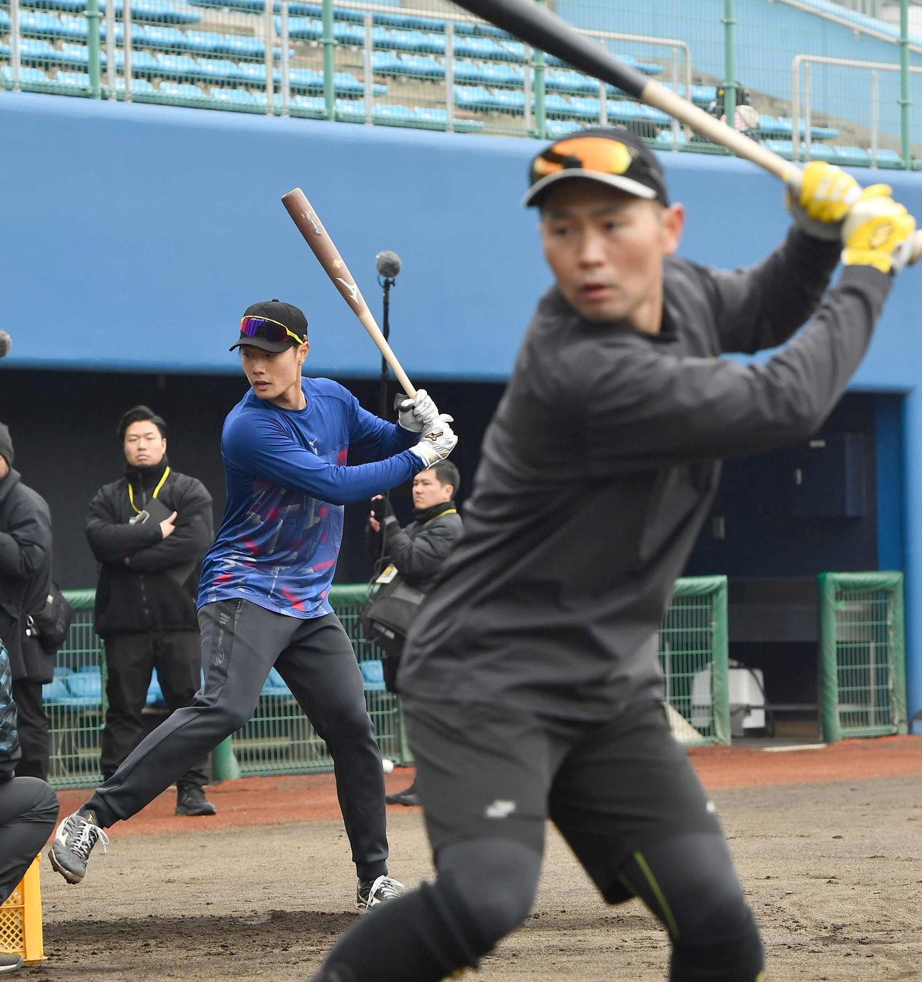 中村晃（右）と並んで打撃練習を行うソフトバンク渡辺（撮影・岩下翔太）