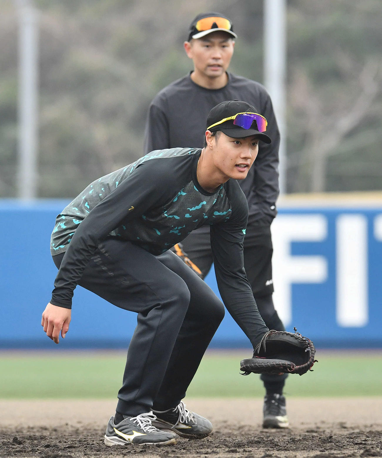 ノックを受けるソフトバンク渡辺（手前）と中村晃（撮影・岩下翔太）