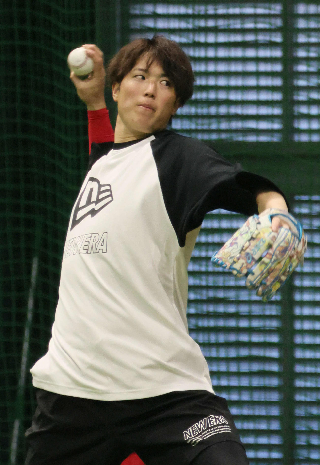 合同自主トレで、キャッチボールをする広島森下（撮影・加藤孝規）