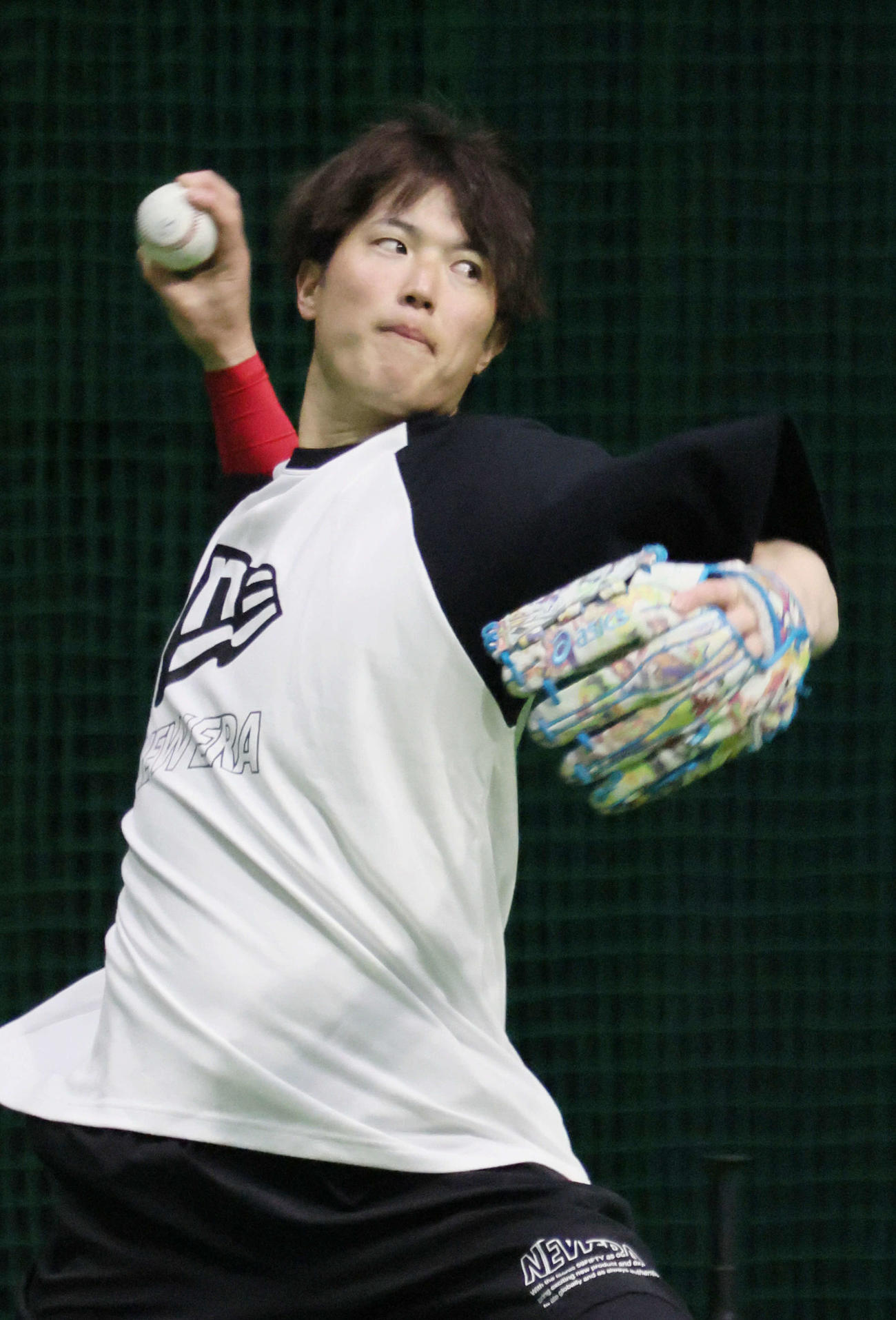 合同自主トレで、キャッチボールをする広島森下（撮影・加藤孝規）