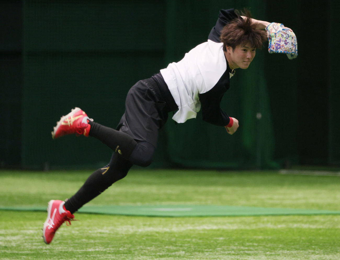 合同自主トレで、ノックを受け、送球する広島森下（撮影・加藤孝規）