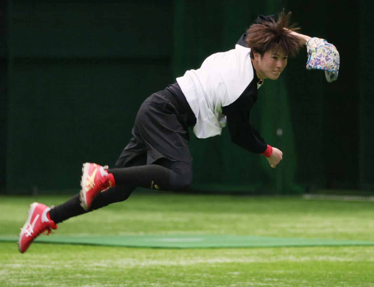 合同自主トレで、ノックを受け、送球する広島森下（撮影・加藤孝規）