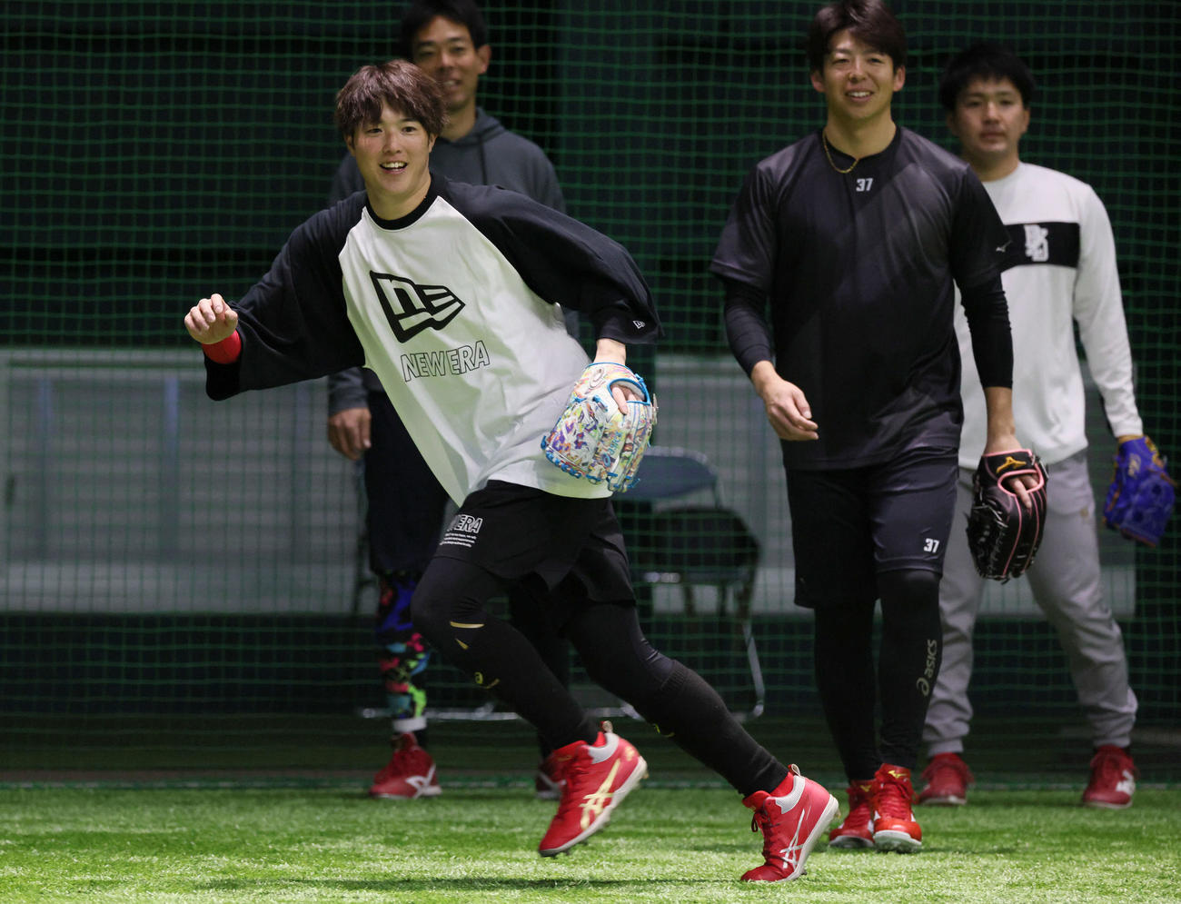 合同自主トレで、ノックを受ける広島森下（撮影・加藤孝規）