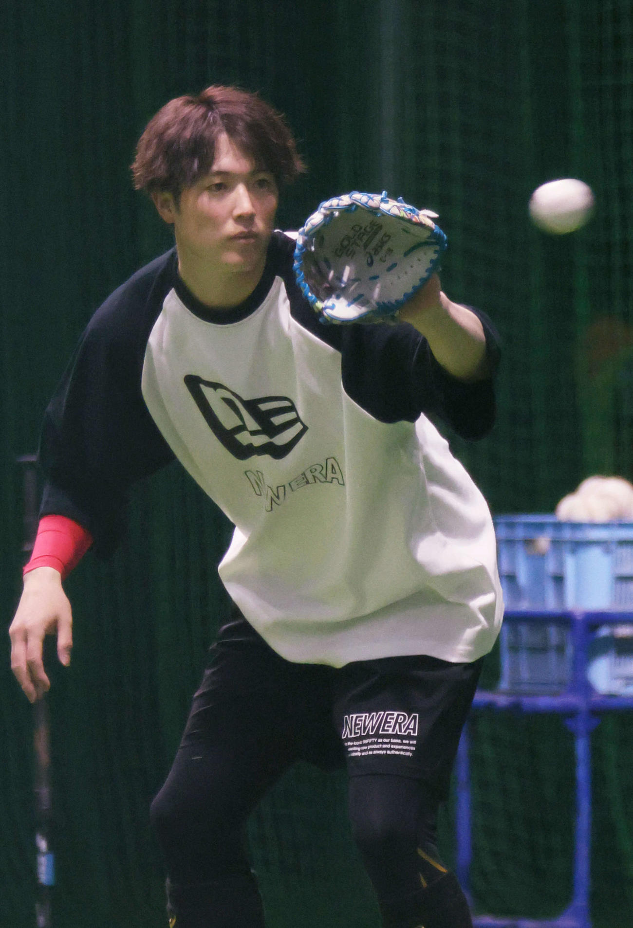 合同自主トレで、キャッチボールをする広島森下（撮影・加藤孝規）