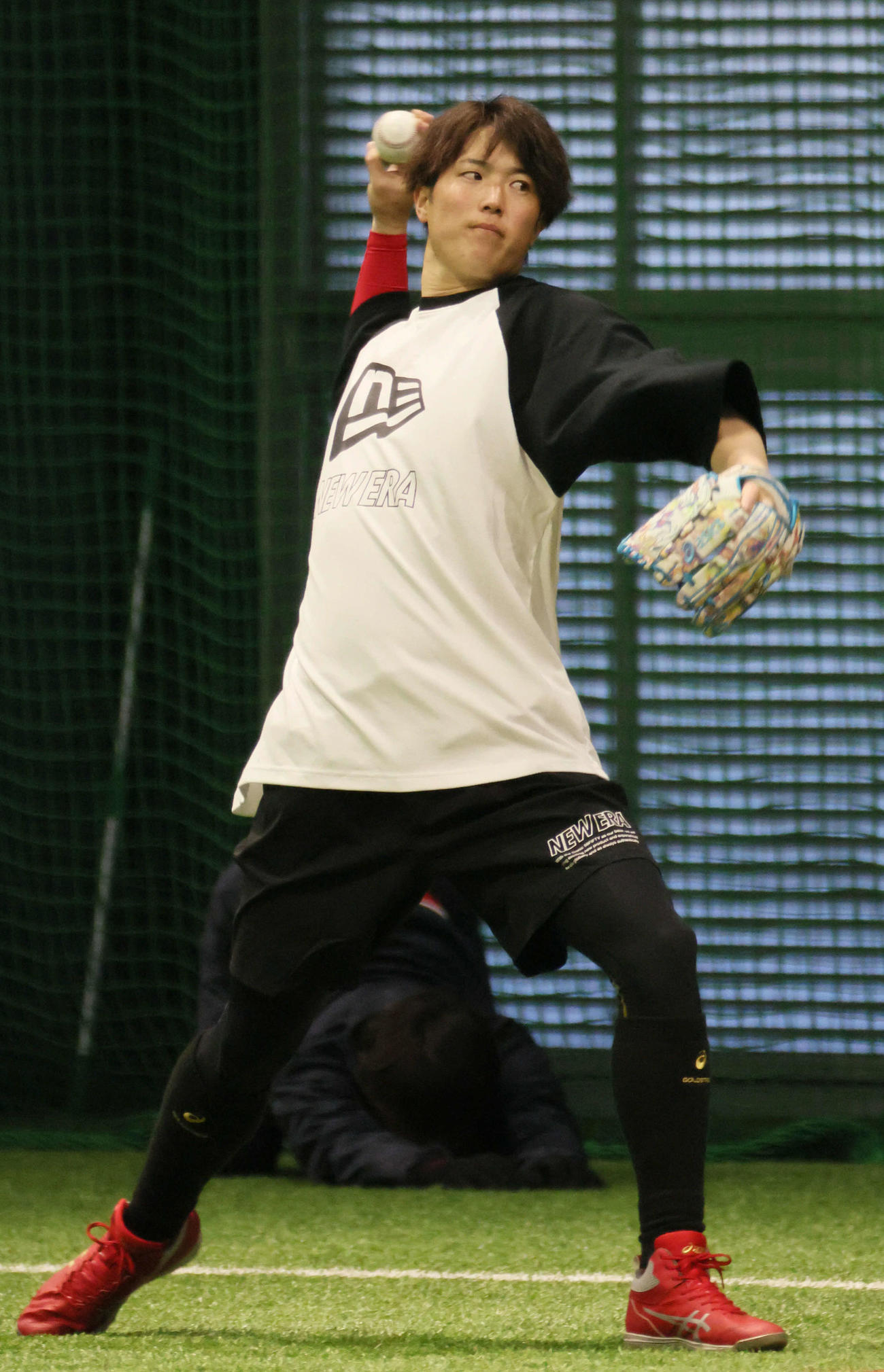 合同自主トレで、キャッチボールをする広島森下（撮影・加藤孝規）
