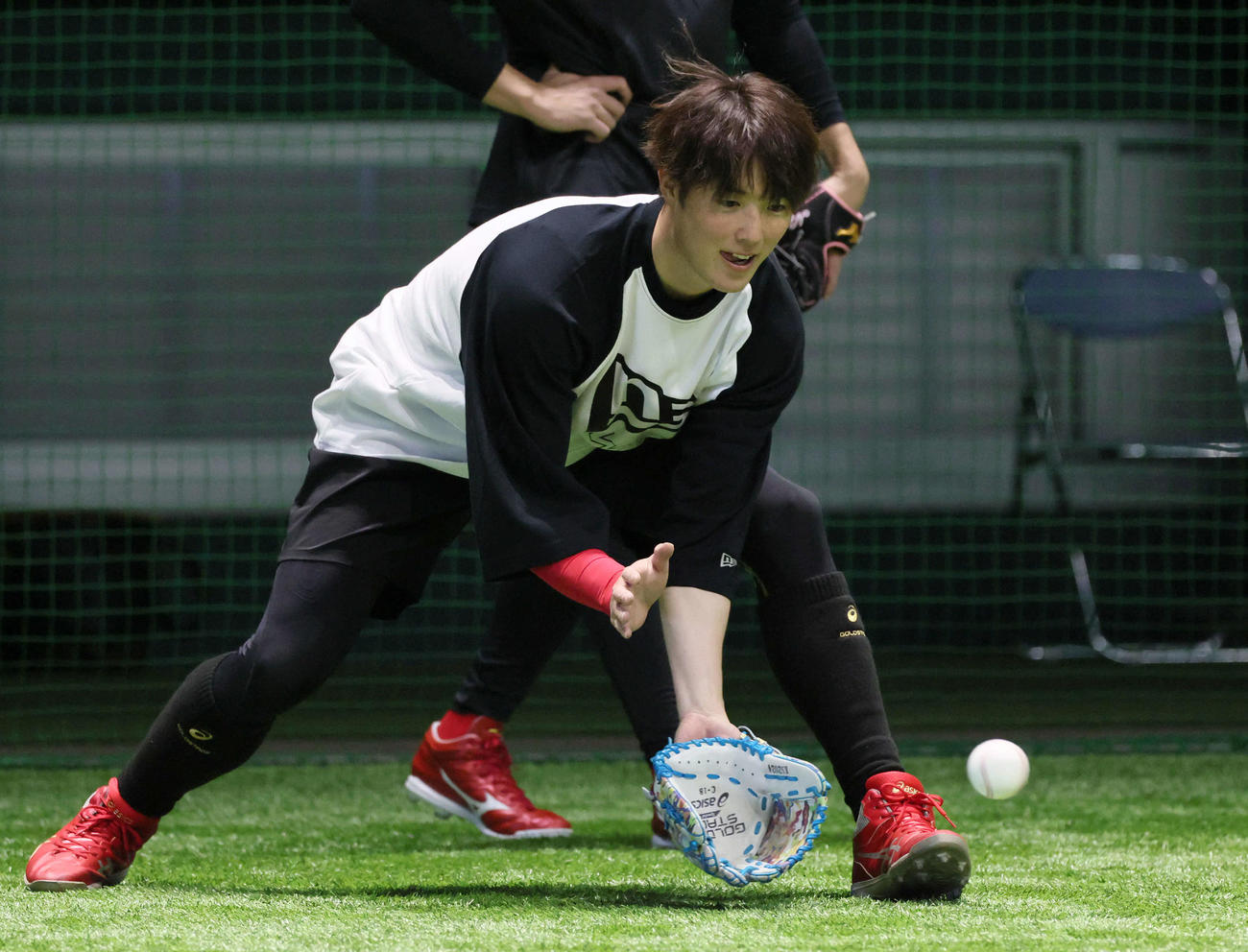 合同自主トレで、ノックを受ける広島森下（撮影・加藤孝規）