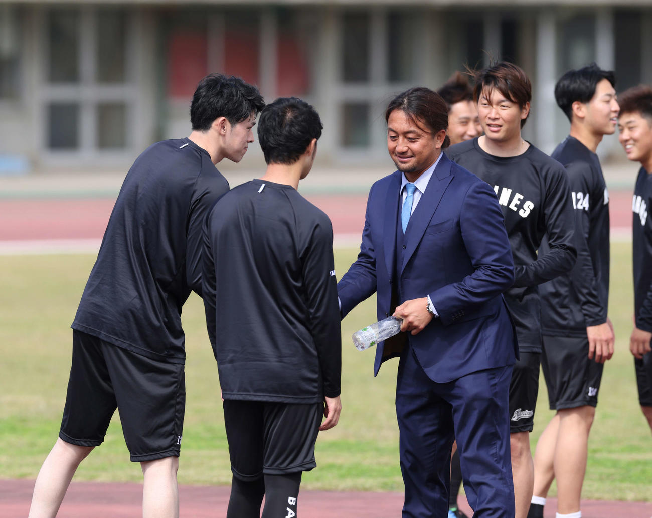 2023年2月、あいさつを交わすロッテ佐々木朗（左）と沢村