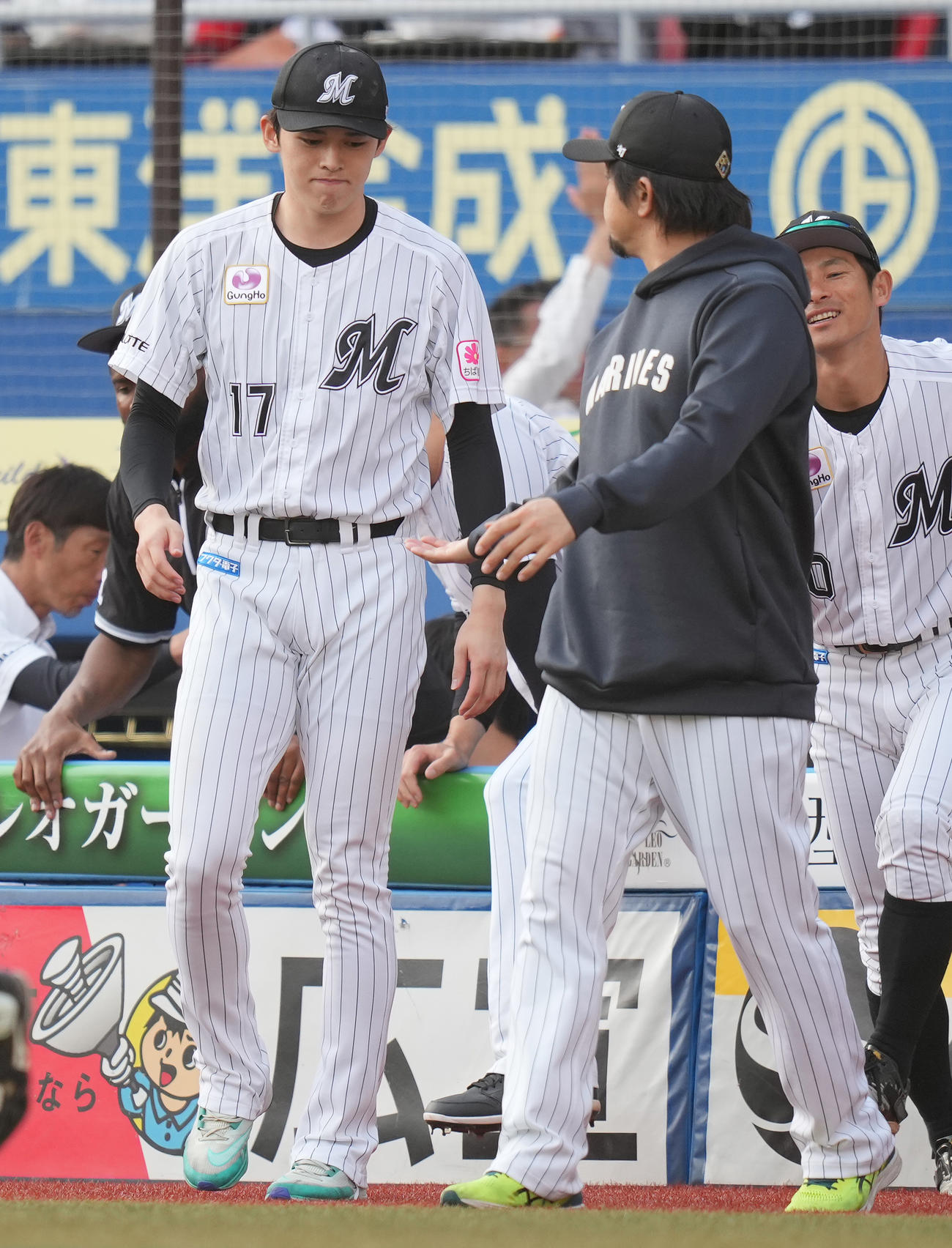 2024年4月、ロッテ対オリックス　オリックスに勝利し、沢村（中央）とタッチを交わすロッテ佐々木（左）