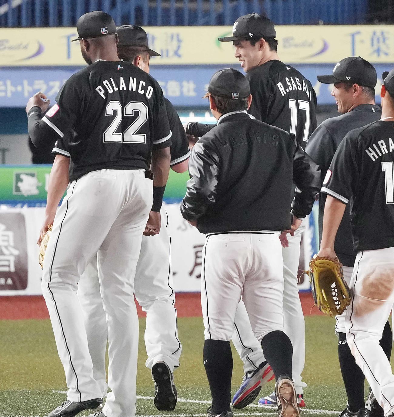 2023年4月、勝利投手のロッテ佐々木朗（右奥）は沢村からウイニングボールを受け取る
