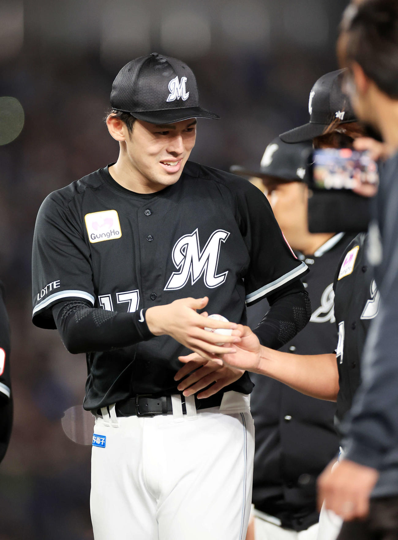 2023年4月、ロッテ本拠地6連勝を飾り、今季2勝目の佐々木朗（左）は沢村からウイニングボールを渡されるも、受け取らずそのまま返す