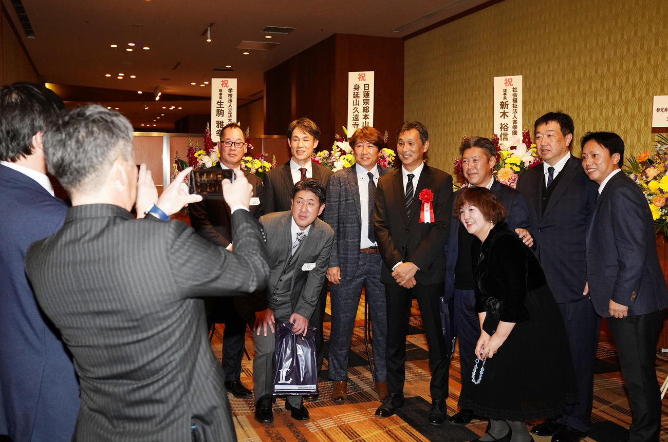 激励会を終え、記念撮影をする西武西口監督（右から5人目）（撮影・横山健太）