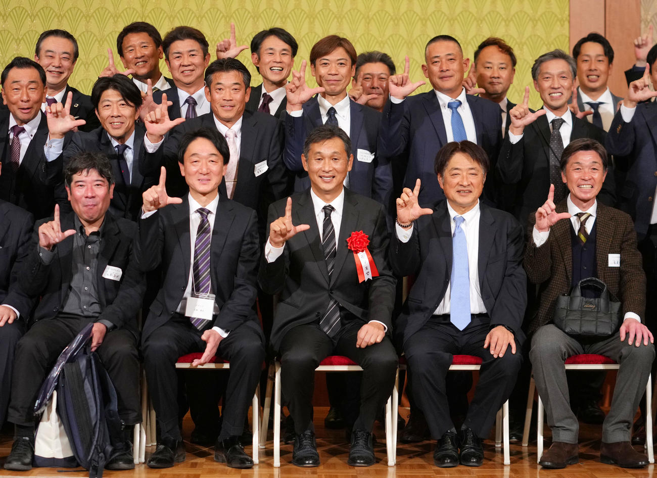 立正大時代にゆかりのあった人々と笑顔でLポーズをする西武西口監督（手前中央）（撮影・横山健太）