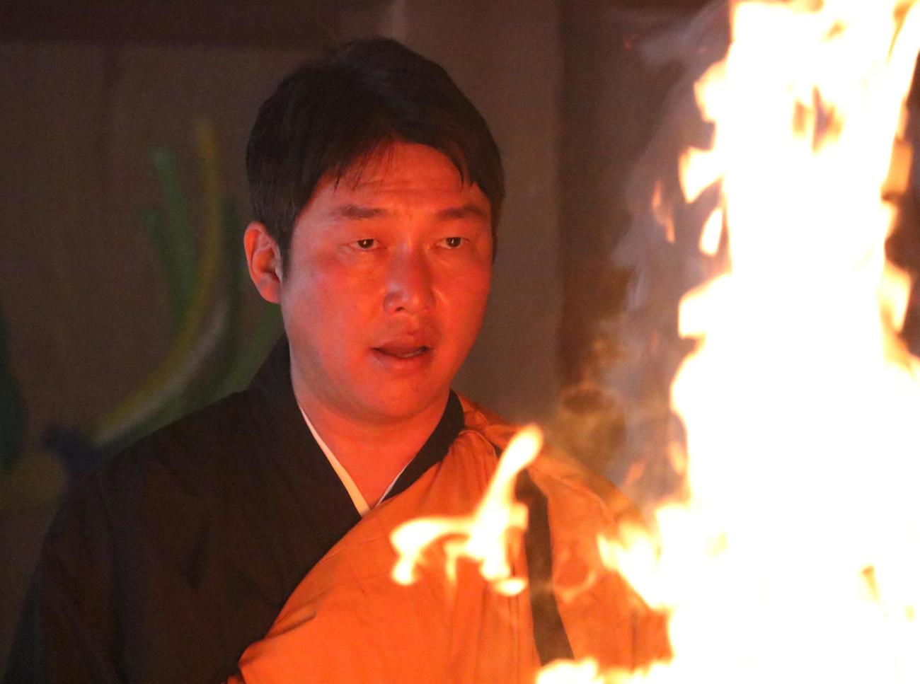 広島新井監督が炎の前で護摩行を行う（撮影・林亮佑）