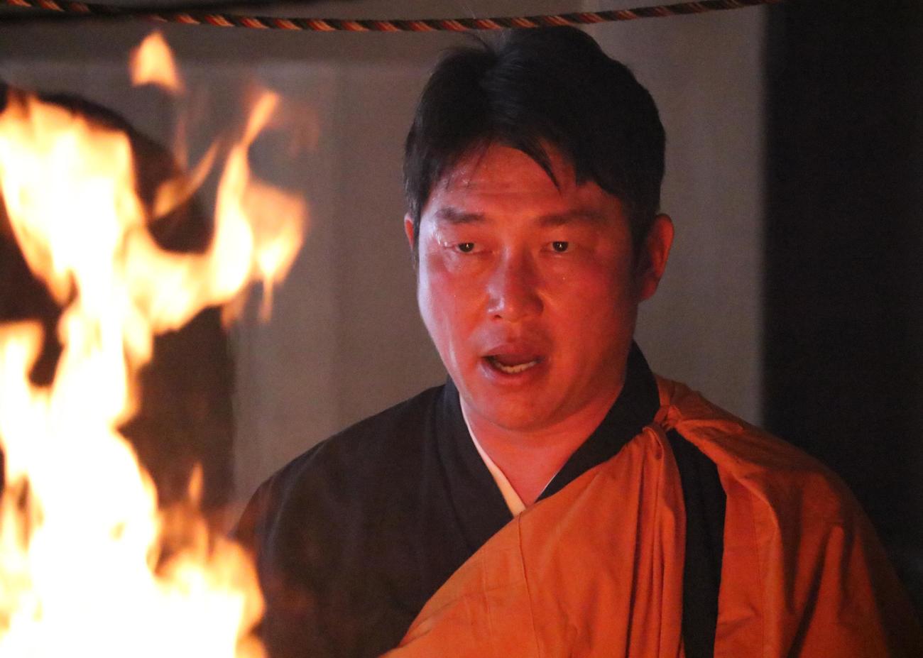 広島新井監督が炎の前で護摩行を行う（撮影・林亮佑）