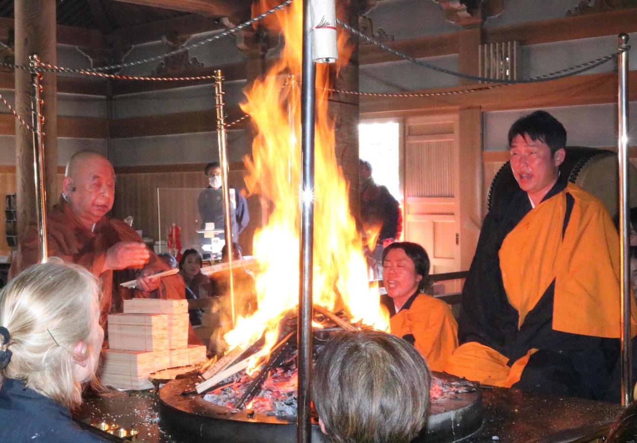 広島新井監督が炎の前で護摩行を行う。左は池口大僧正（撮影・林亮佑）