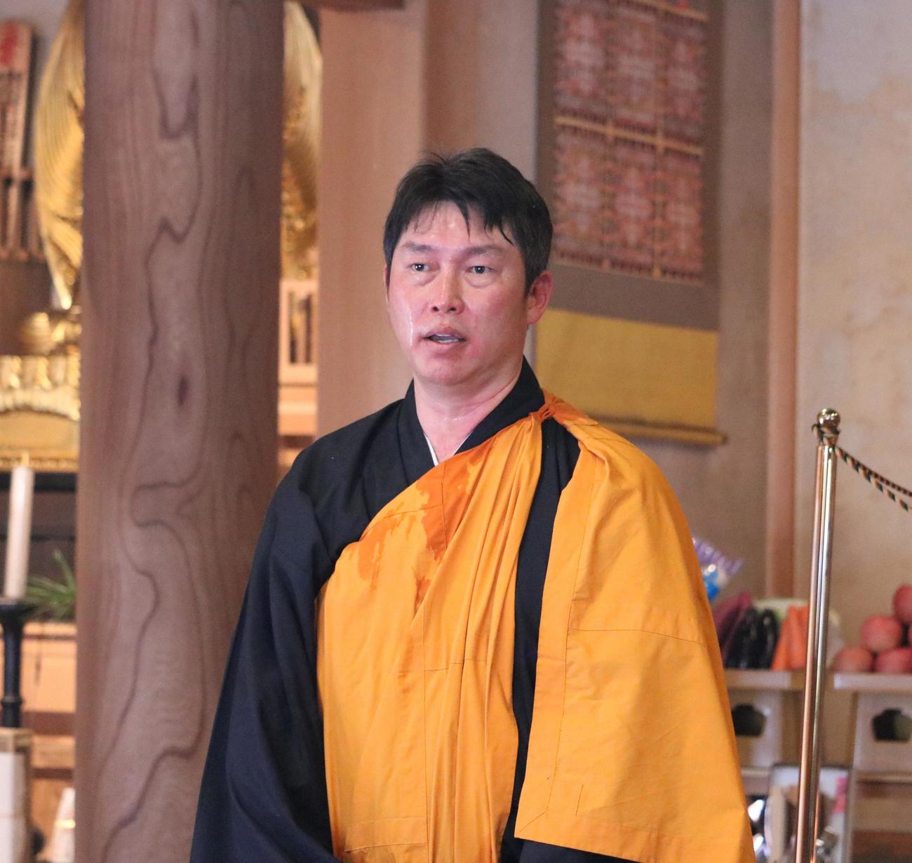 広島新井監督が護摩行を終えて、感想を述べる（撮影・林亮佑）