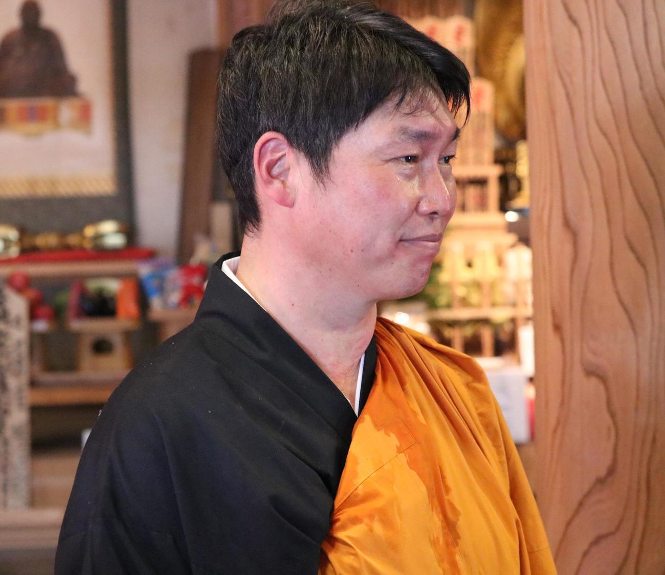 広島新井監督が護摩行を終えて、報道陣の取材を受ける（撮影・林亮佑）
