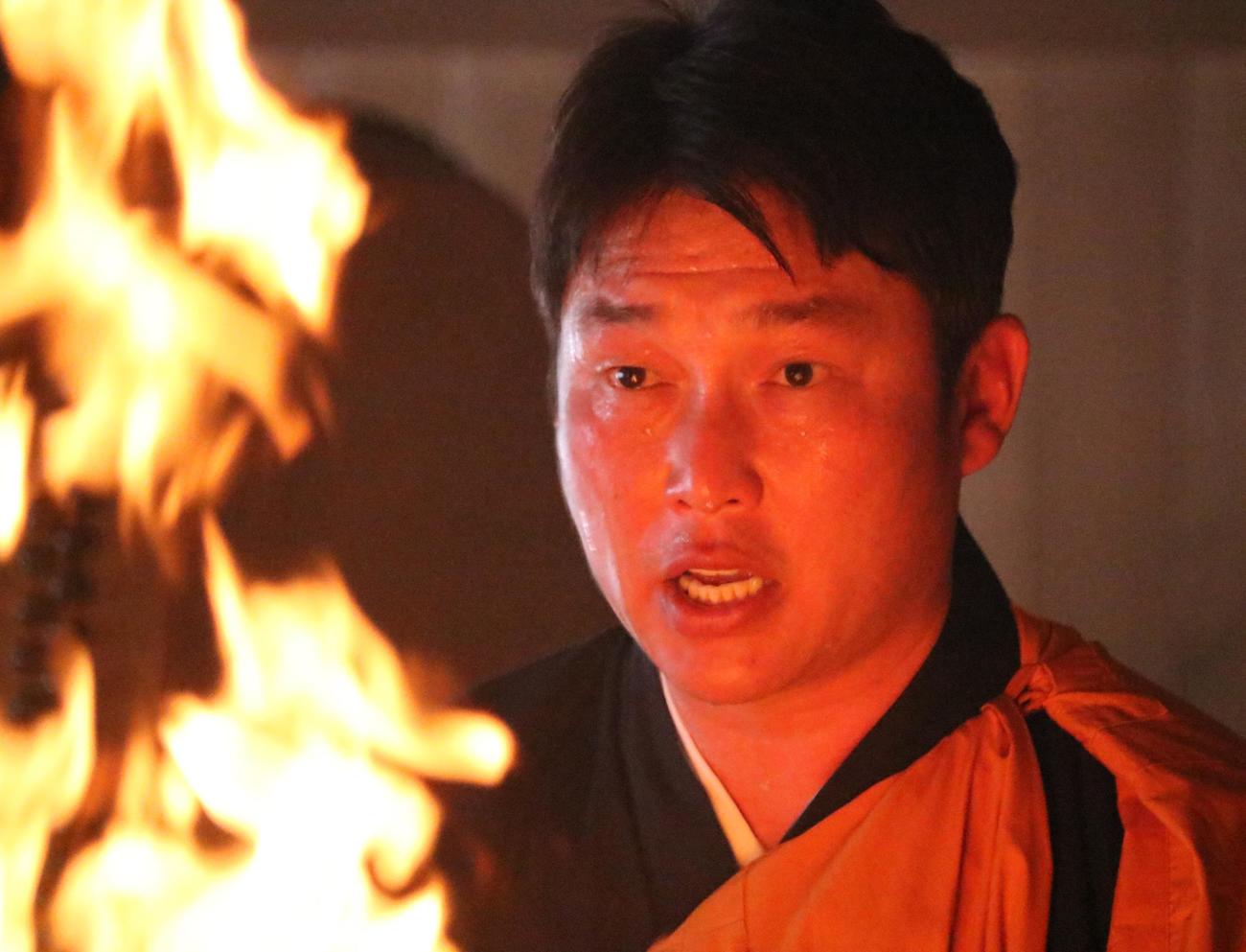 広島新井監督が炎の前で護摩行を行う（撮影・林亮佑）