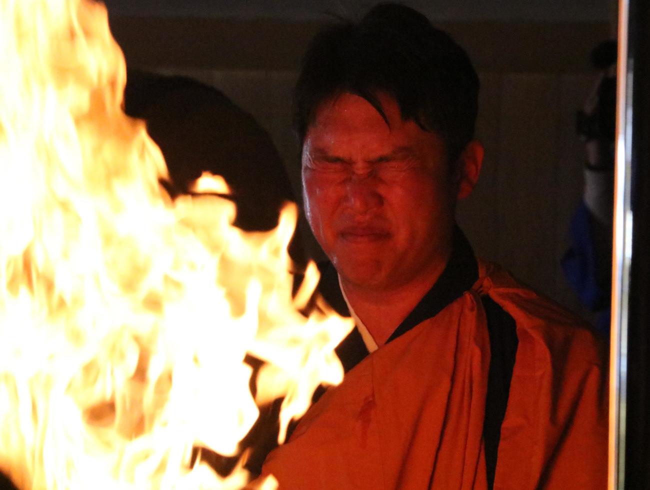 広島新井監督が炎の前で護摩行を行う（撮影・林亮佑）