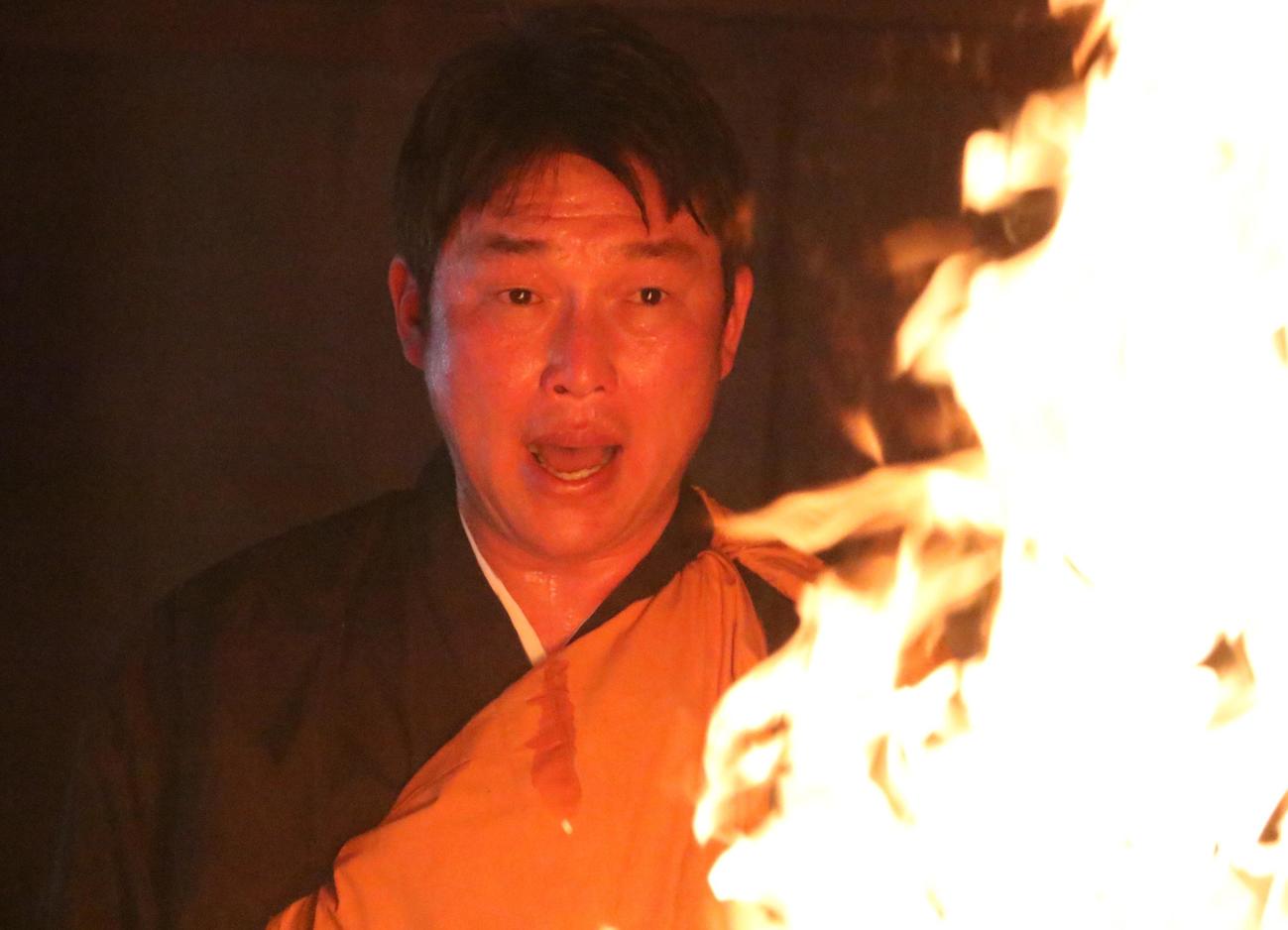 広島新井監督が炎の前で護摩行を行う（撮影・林亮佑）