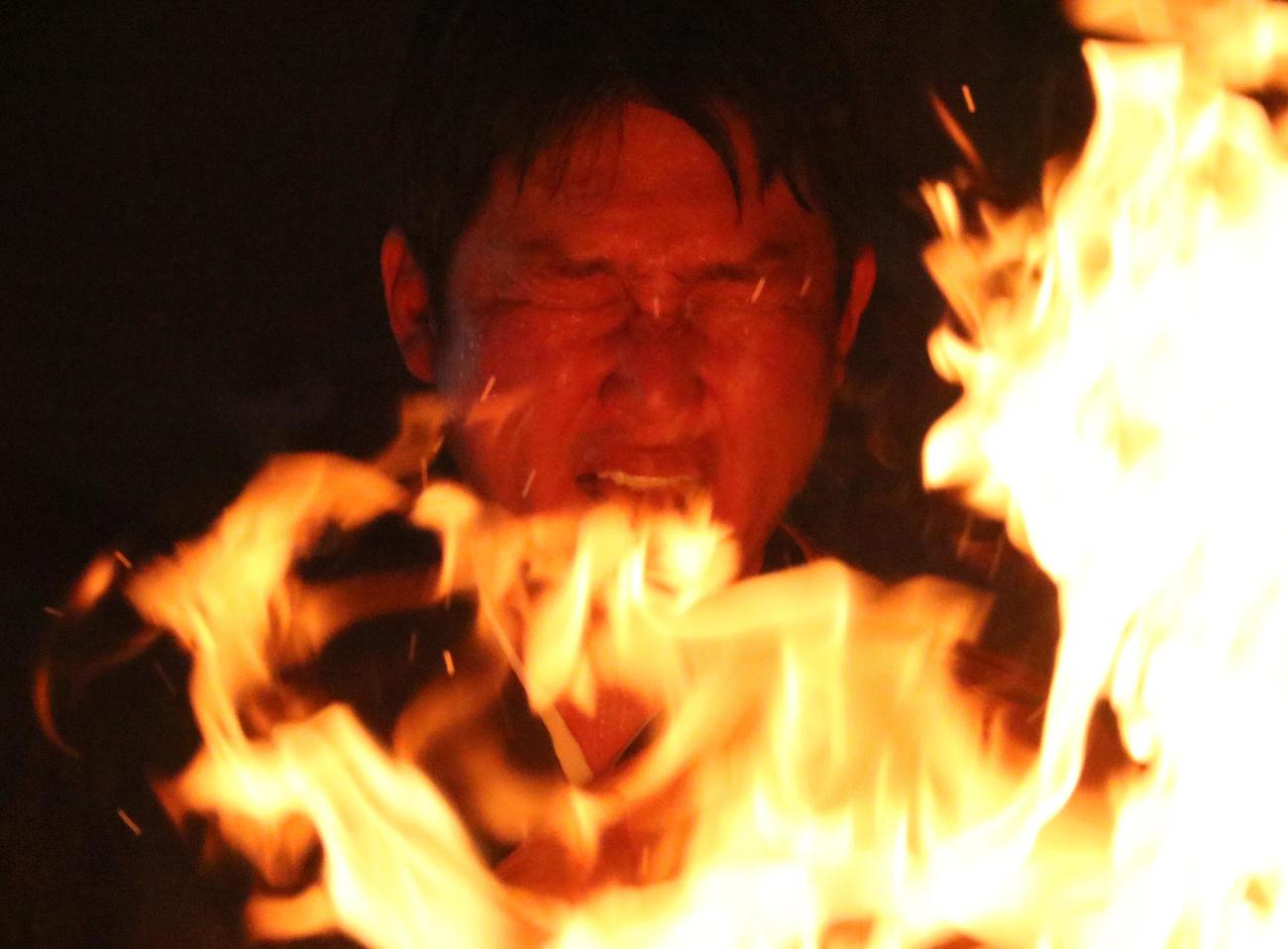 広島新井監督が炎の前で護摩行を行う（撮影・林亮佑）