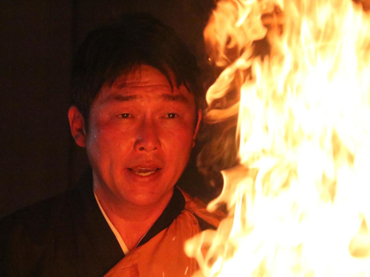 広島新井監督が炎の前で護摩行を行う（撮影・林亮佑）