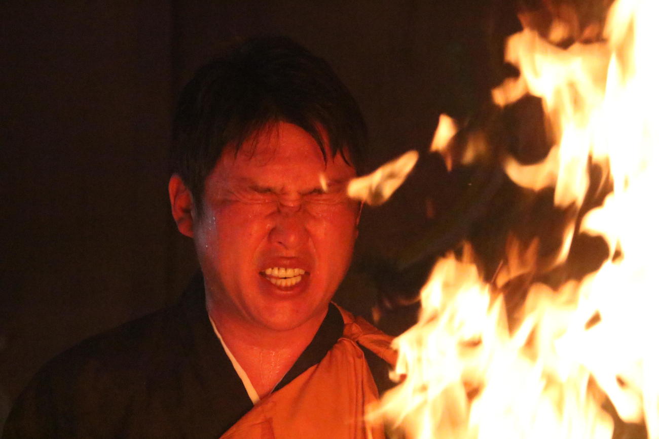 広島新井監督が炎の前で護摩行を行う（撮影・林亮佑）