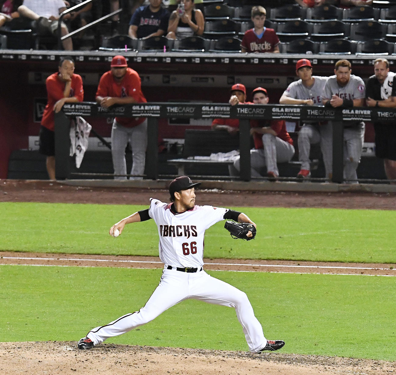 2018年8月、交流戦　ダイヤモンドバックス対エンゼルス　9回、ダイヤモンドバックス平野佳寿は4番手で登板し、ベンチから視線を送るエンゼルス大谷翔平（右から2人目）を横目に力投する