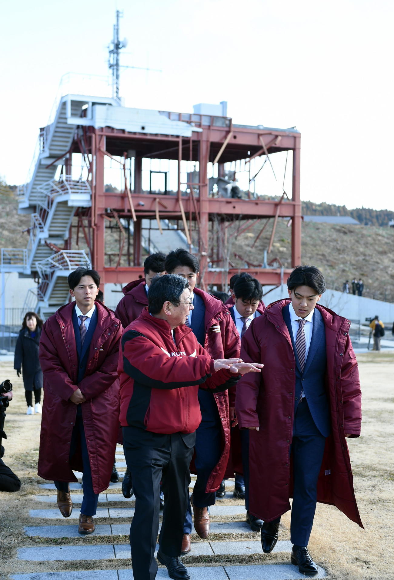 説明を聞きながら南三陸町の旧防災対策庁舎の前を歩く楽天ドラフト1位の宗山（左）ら新人選手たち（撮影・山田愛斗）