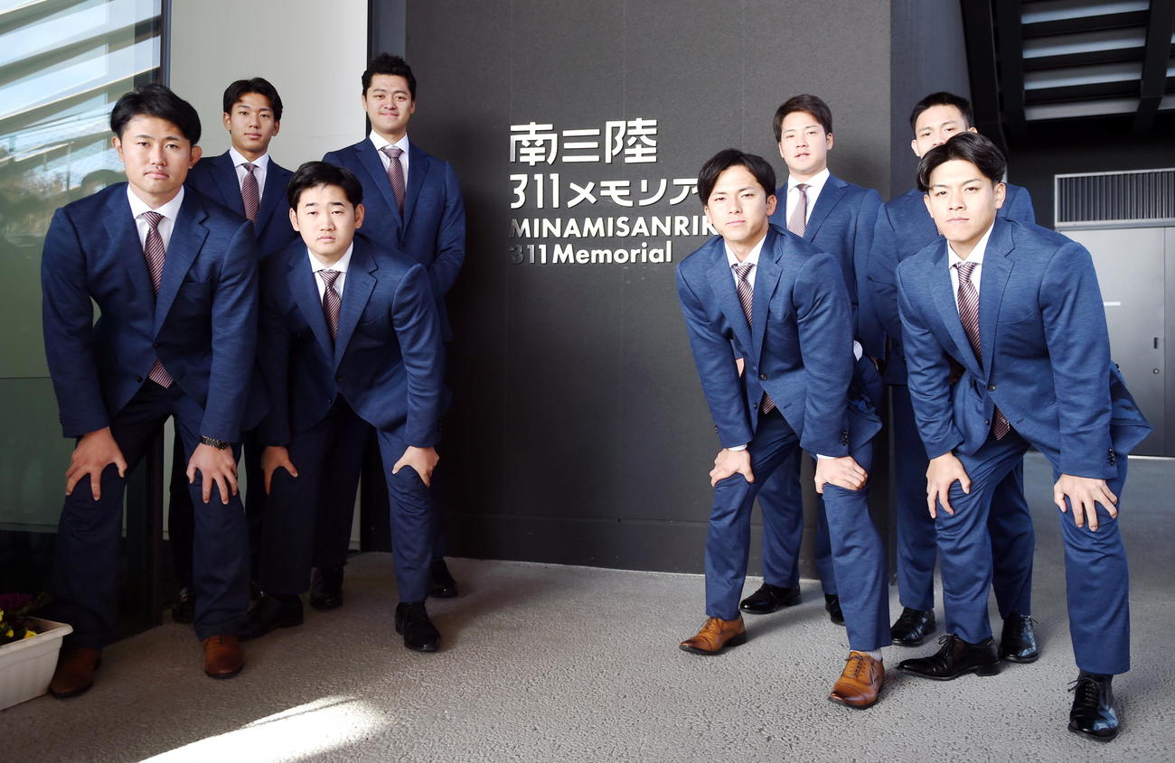 南三陸311メモリアルを訪れた、前列左から楽天ドラフト4位の江原、2位の徳山、1位の宗山、3位の中込、後列左から育成1位の岸本、育成の蕭斉、5位の吉納、6位の陽柏翔（撮影・山田愛斗）