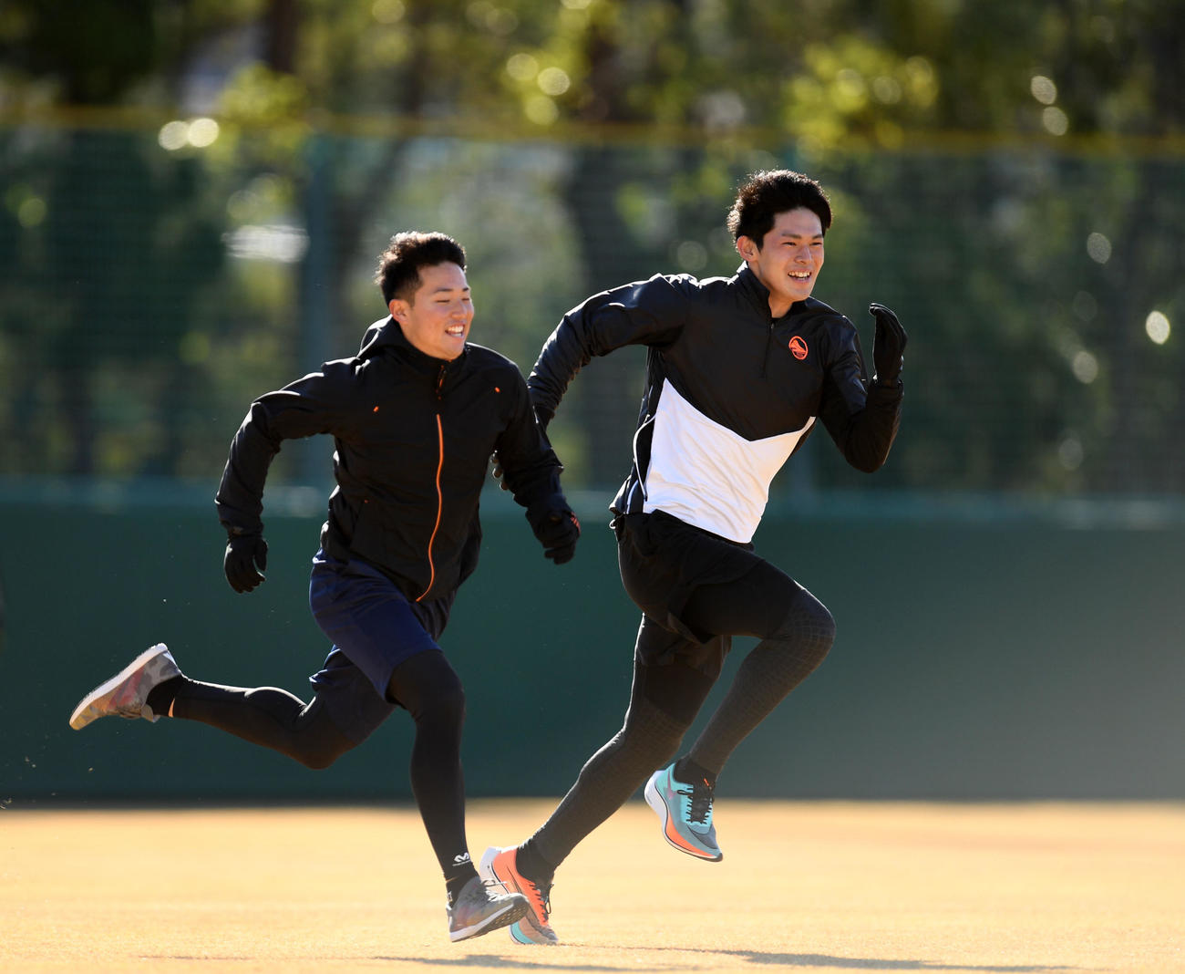 20年1月、新人合同自主トレで競走する佐々木朗希（右）と横山陸人
