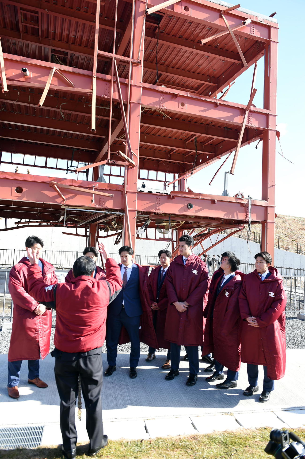 南三陸町の旧防災対策庁舎の前で説明を聞く楽天の新人選手たち（撮影・山田愛斗）