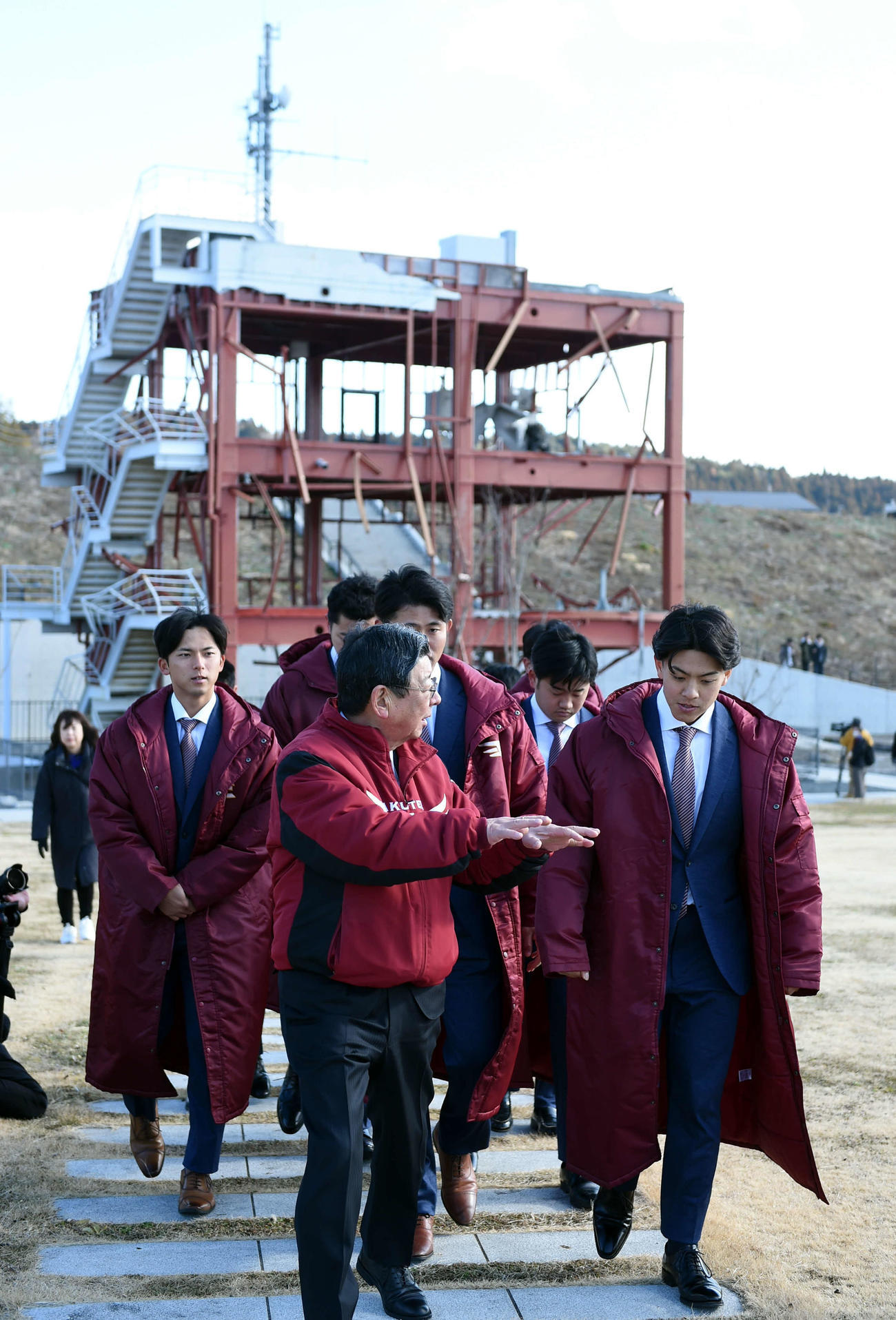 説明を聞きながら南三陸町の旧防災対策庁舎の前を歩く楽天ドラフト1位の宗山（左）ら新人選手たち（撮影・山田愛斗）