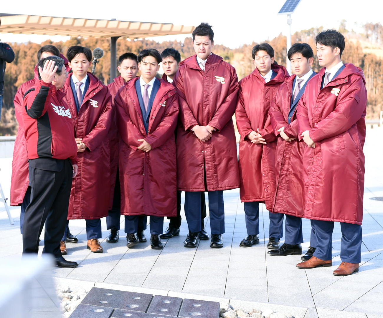 南三陸町震災復興祈念公園で説明を受ける楽天の新人選手たち（撮影・山田愛斗）