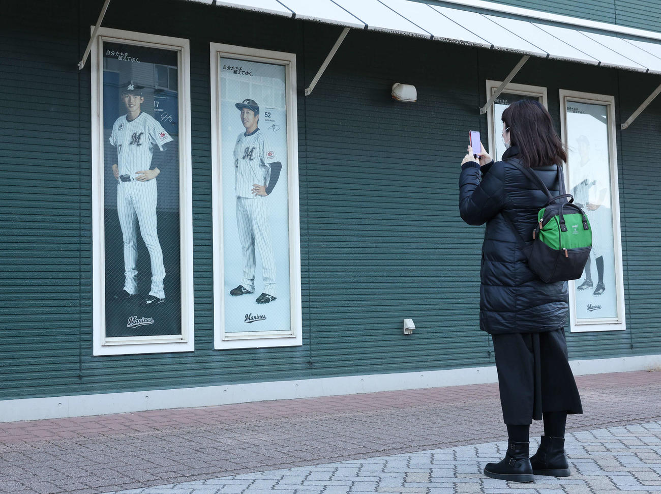 ロッテ佐々木のバナーを撮影するファン（撮影・宮地輝）