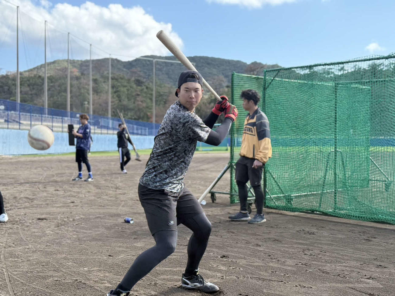 自主トレで、打撃練習をおこなう上田（球団提供）