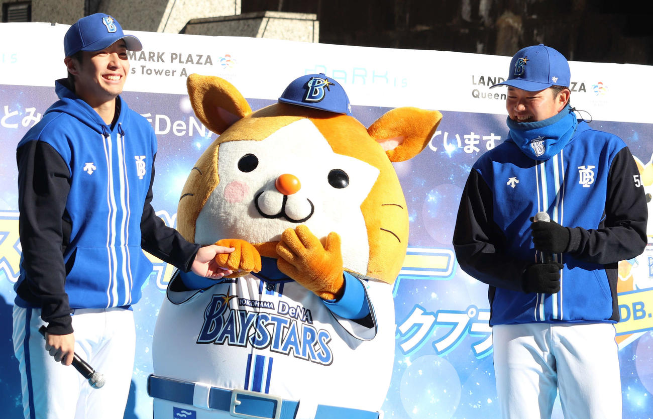 横浜市のランドマークタワーで行われたトークショーに登場し笑顔を見せるDeNA度会（左）とスターマン（中央）と石田裕（撮影・佐瀬百合子）