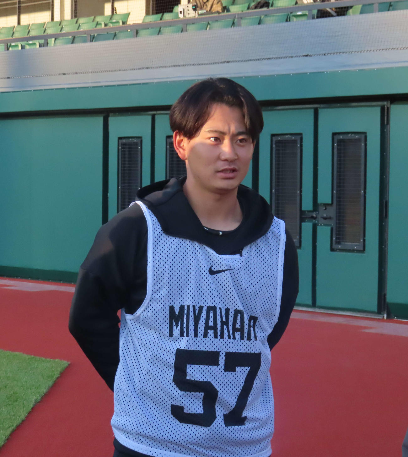 新人合同自主トレ後に取材対応する巨人宮原（撮影・水谷京裕）
