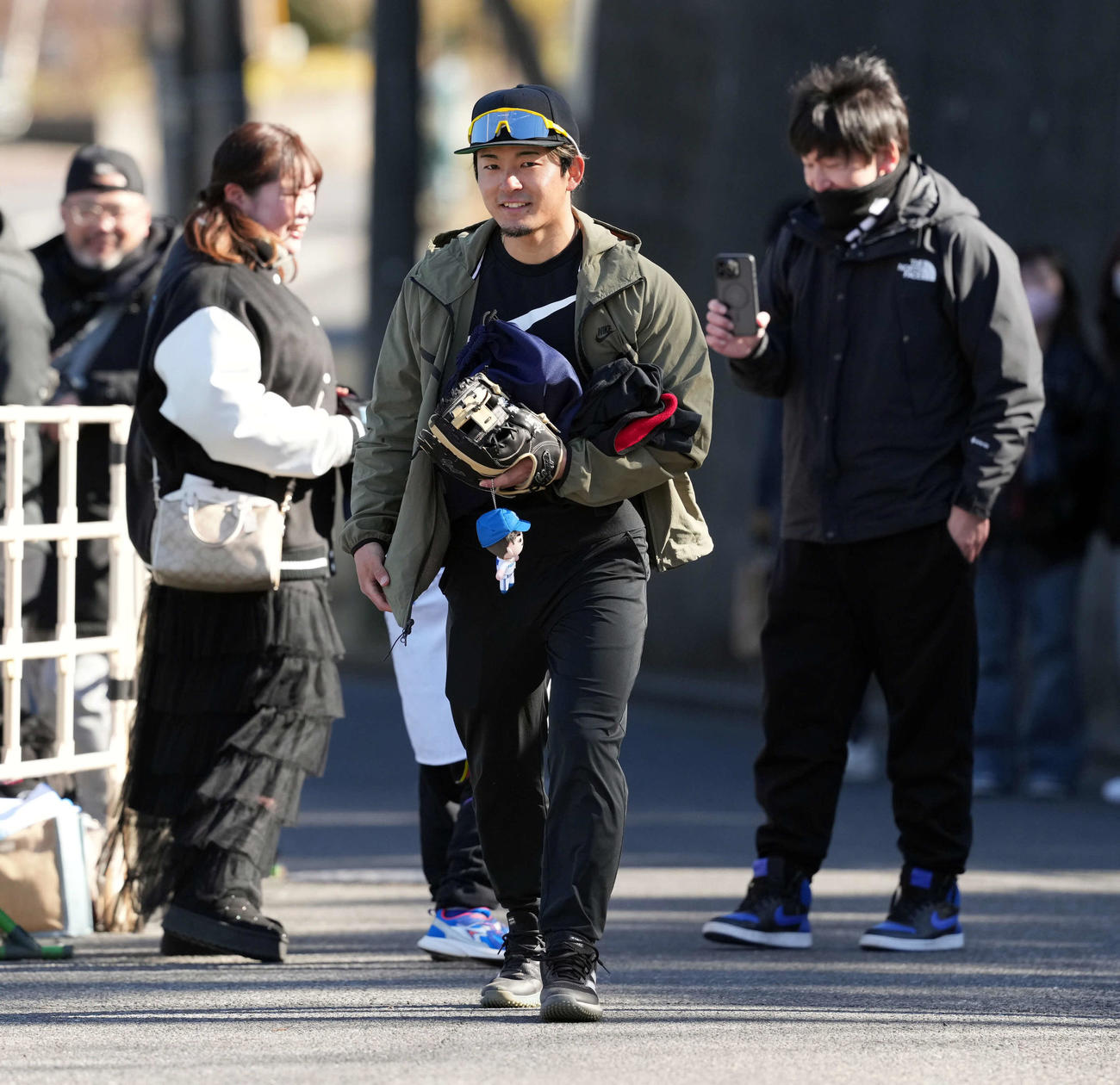 ファンにサインをし笑顔を見せる日本ハム水野（撮影・たえ見朱実）