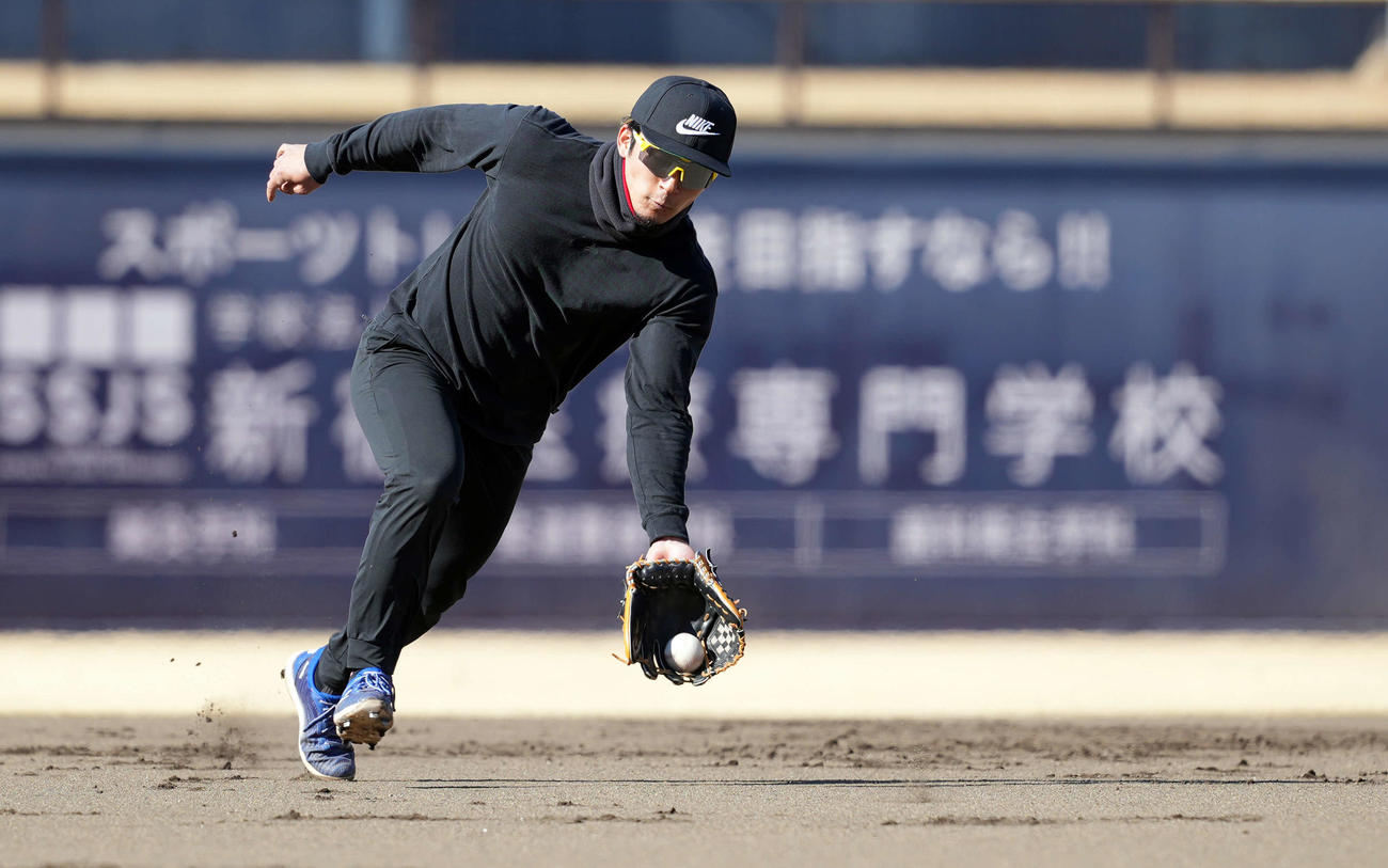 守備練習で軽快な動きを見せる日本ハム水野（撮影・たえ見朱実）