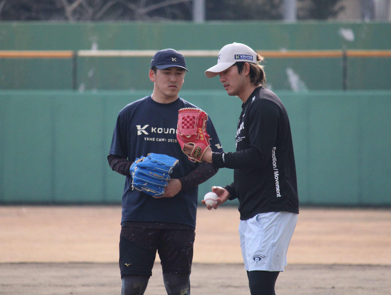自主トレを行う西武今井（右）と隅田（撮影・金子真仁）