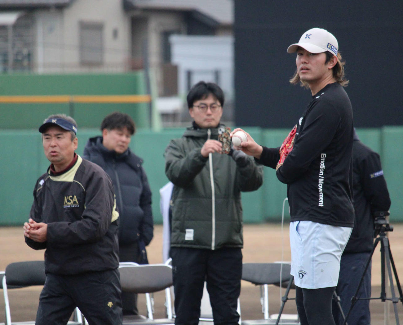 鴻江寿治氏（一番左）のアドバイスを受けながら投げる西武今井（撮影・金子真仁）