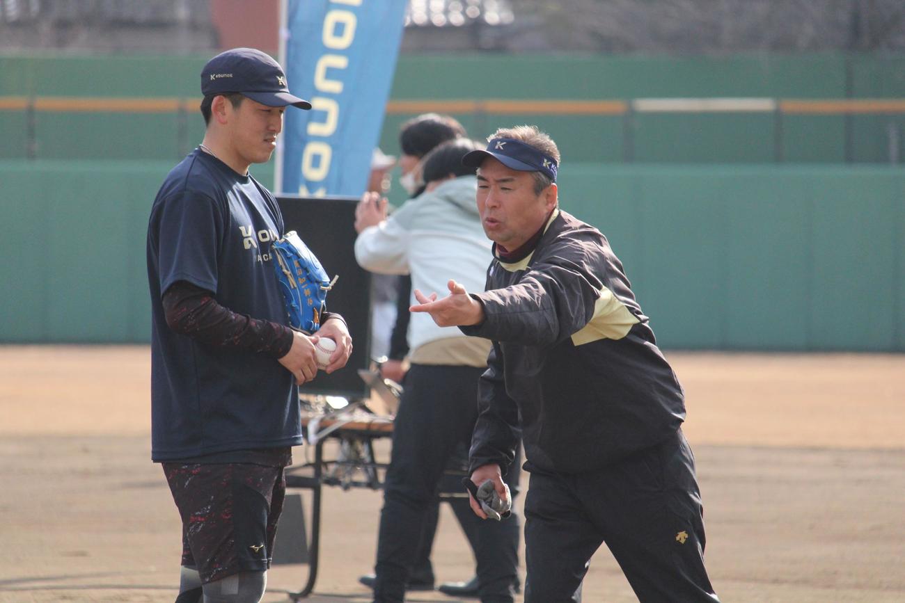 鴻江寿史氏（右）にアドバイスを受ける西武隅田（撮影・金子真仁）